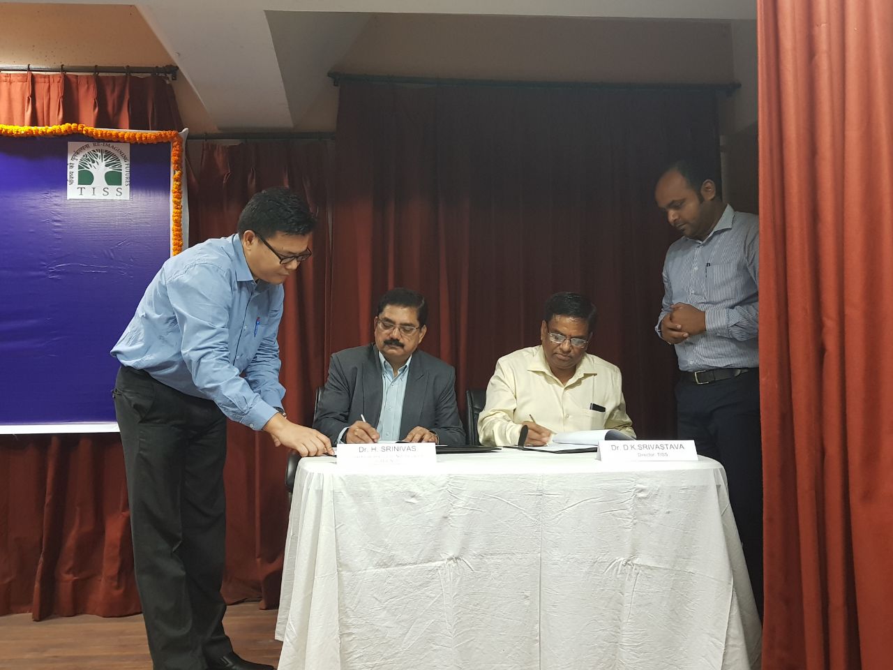 TISS Guwahati Off-Campus signs MoU with VV Giri National Labour Institute (VVGNLI) for researching on various issues related to labour